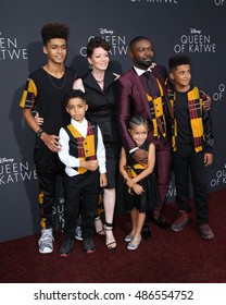 LOS ANGELES - SEP 20:  Jessica Oyelowo, David Oyelowo, family at the "Queen Of Katwe" Los Angeles Premiere at the El Capitan Theater on September 20, 2016 in Los Angeles, CA