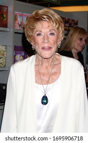 LOS ANGELES - SEP 22:  Jeanne Cooper At The Jeanne Cooper Book Signing At The Bookstar On September 22, 2012 In Studio City, CA