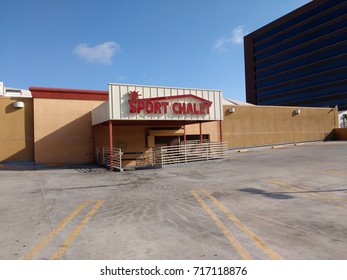 LOS ANGELES, SEP 3RD, 2016: The Empty Parking Lot In Front Of A Sport Chalet Store Entrance. The Sporting Goods Chain Filed For Bankruptcy In 2016.