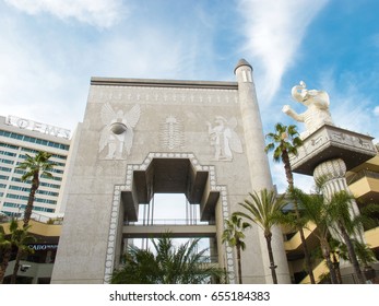 LOS ANGELES, USA - MAY 2015 Hollywood And Highland Shoping Center