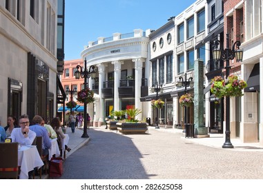 Los Angeles, U.S.A. - May 31 2011: People Seated In A Restaurant In Rodeo Drive