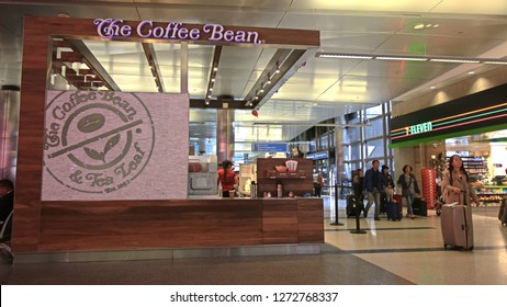 Los Angeles, USA - Sep 21, 2018: In Los Angeles International Airport (LAX), At The Domestic Boarding Lounge Area. Tourism Are Gathered Around The Area Awaiting The Boarding Routine.