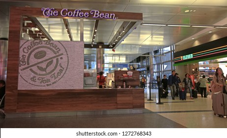 Los Angeles, USA - Sep 21, 2018: In Los Angeles International Airport (LAX), At The Domestic Boarding Lounge Area. Tourism Are Gathered Around The Area Awaiting The Boarding Routine.