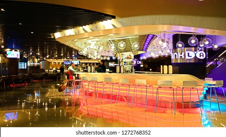 Los Angeles, USA - Sep 21, 2018: In Los Angeles International Airport (LAX), At The Domestic Boarding Lounge Area. Tourism Are Gathered Around The Area Awaiting The Boarding Routine.