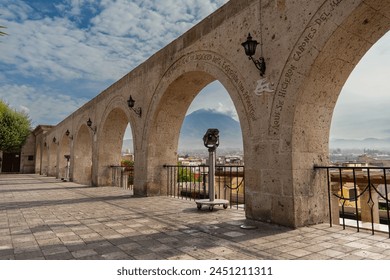 Los Arcos de la Plaza Yanahuara y el Volcán Misti al fondo - escritos en los arcos son citas de personajes famosos de la ciudad - Arequipa, Perú - Powered by Shutterstock