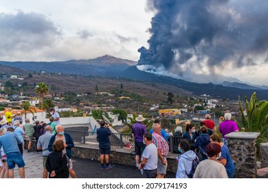 LOS LLANOS DE ARIANE, SPAIN NOVEMBER 10.2021: View Point With People To The Cumbre Vieja Volcano Eruption On The Canary Island Of La Palma,