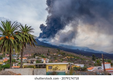 LOS LLANOS DE ARIANE, SPAIN NOVEMBER 10.2021: The Cumbre Vieja volcano continues to erupt on the Canary island of La Palma, Spain