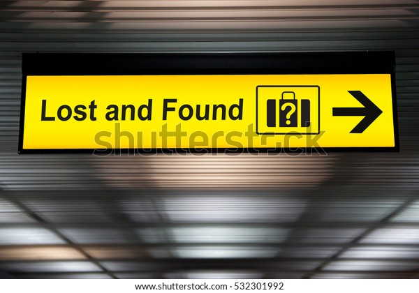 Schild Lost And Found Am Flughafen Gefunden Stockfoto Jetzt Bearbeiten