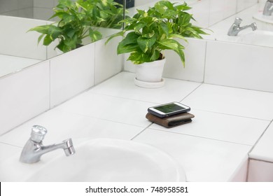 Lost Phone And Wallet.Forget The Phone And Wallet In Toilet.