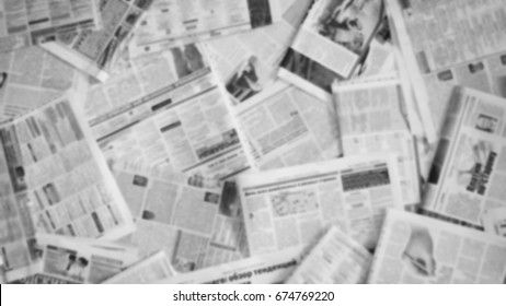 Много старых газет на горизонтальной поверхности. Фон текстуры, вид сверху, размыто