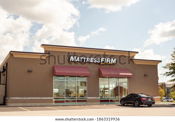 LOUISIANA,\
USA - 21 OCTOBER 2020: Mattress Firm, a retail bedding suppliers\
franchise, the building\'s exterior storefront entrance, signage,\
logo, and customer parking area, in\
Acadiana.