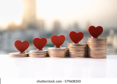 Love Konzept von fünf roten Herzzeichen auf dem Stack von Münzen, Liebes Herz, ein perfektes Geschenk oder Geschenk für jemanden Special, Valentinstag Hintergrund