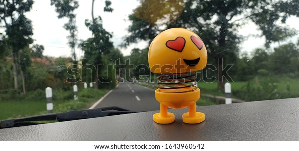 Love emoticon dolls\
on the car dashboard