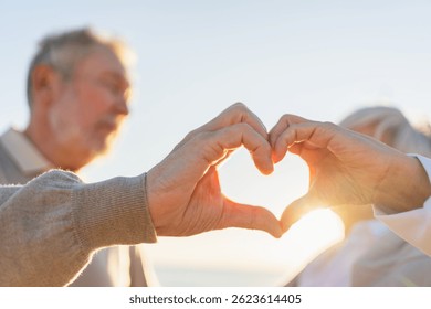 Amor y paz en forma de corazón. Pareja mayor mayor haciendo forma de corazón con sus manos. Adulto maduro viejo marido mujer mostrando signo de corazón. Feliz familia de jubilados. Te quiero feliz día de San Valentín