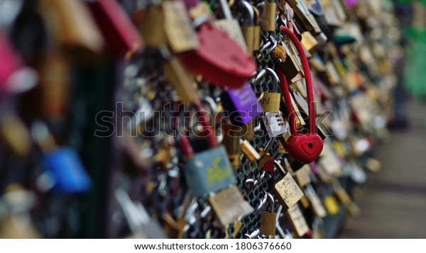 Love locks on Pont\
des Arts bridge in Paris