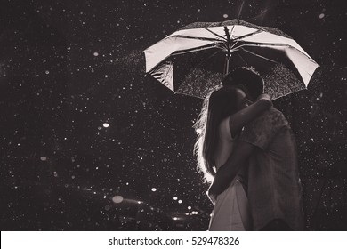 Amor na chuva/Silhueta de beijar casal sob guarda-chuva