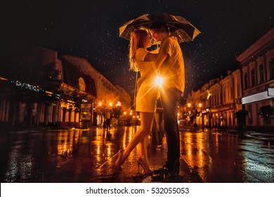 Amor na chuva/Silhueta de beijar casal sob guarda-chuva