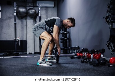 Love Sports And Weightlifting. Dynamic Weight Loss Training For A Slim And Fit Body. An Athlete Focused On Training Places Weights On A Barbell. Fitness Lifestyle, Fitness Challenge