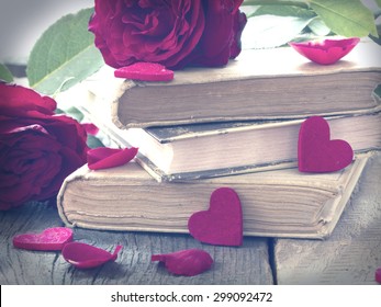 Liebesgeschichten, alte Bücher in Retro-Anordnung