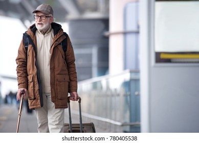 477,988 Old Man Traveling Images, Stock Photos & Vectors 