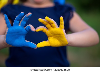 Amo el concepto de Ucrania. manos en forma de corazón pintadas con el color de la bandera de Ucrania - amarillo y azul. Enfoque selectivo. Día de la Independencia de Ucrania, Bandera, Día de la Constitución Educación, escuela, concepto de pintura artística