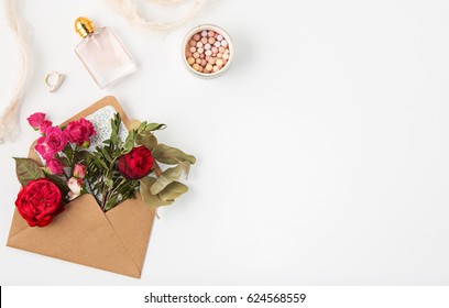 Love or valentine's day concept. Red beautiful roses in envelopen – Ảnh có sẵn