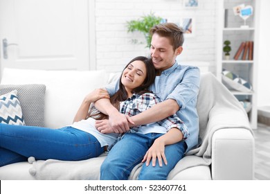 Schönes Paar, das sich auf einem Sofa entspannt