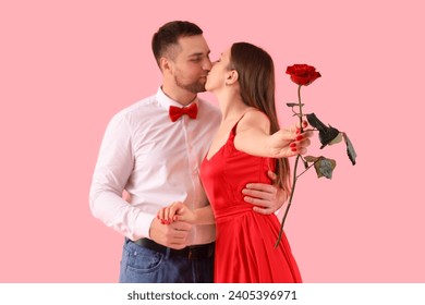 Bonita pareja con flores de rosa sobre fondo rosado. Celebración del Día de San Valentín