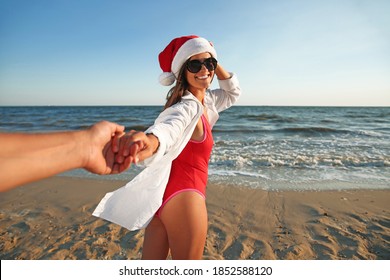 Lovely couple with Santa hat on beach. Christmas vacation - Powered by Shutterstock