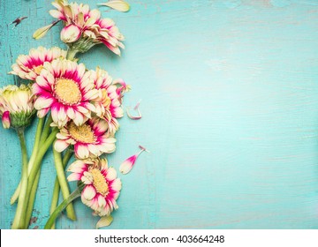 Прекрасные цветы на бирюзовом потертый шикарный фон. Праздничная открытка