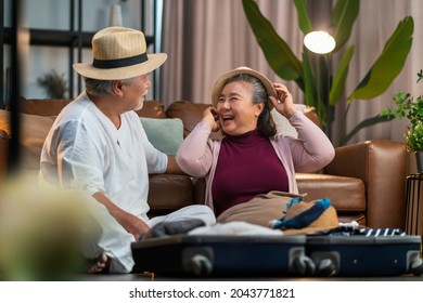 Schönes Glück alte Seniorenehmerin vorbereiten Koffer Koffer arrangieren, nachdem die gemütliche Schließung ist über die Zeit, wieder ins Ausland zu reisen, asiatisches Paar organisieren Kleiderkoffer Reisekonzept