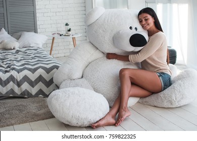 girl hugging huge teddy bear