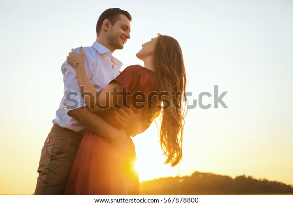 恋人同士が 海のポートレートで楽しいデートをするのが好き 幸せな彼氏を抱きしめる美しい健康な若い彼女 健全な関係のコンセプト の写真素材 今すぐ編集