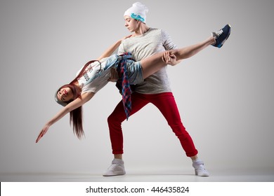 Loving Cool Casual Couple Dancing. 2 Modern Style Beautiful Dancers Working Out. Beautiful Pair Of Lovers Passionate Dance Practice. Full Length Image, Studio Gray Background