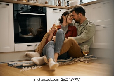 Любящая пара обнимается, пока пьет вино на кухне. Копировать пробел.