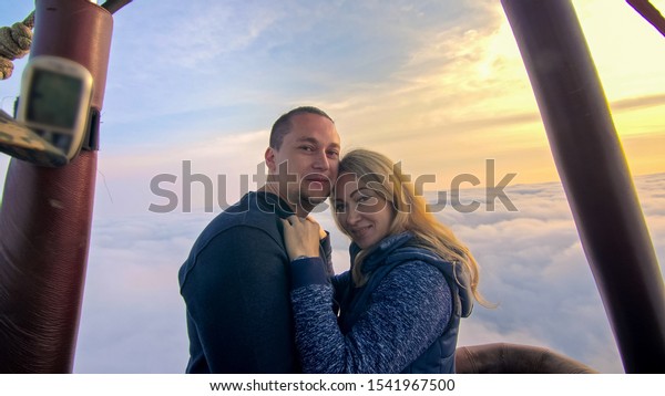 the loving\
couple in the hot air balloon \
