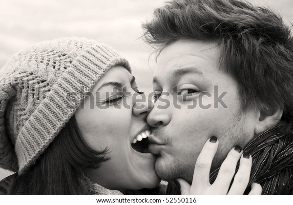 Photo De Stock De Couple Damour Embrassant Noir Et Blanc