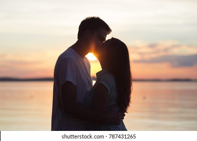 любящая пара целует на закате. Любовь на солнце. День Святого Валентина в природе пляж