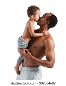 Поцелуй отец сын. Отец целует сына. Папа и сын поцелуй пресс. Dad kissing his son. Dad son Kiss stock.