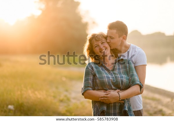大人の息子が後ろから抱き締める時にキスされる愛の母 の写真素材 今すぐ編集