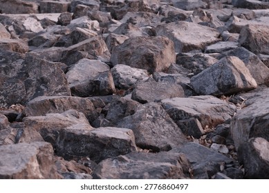 Low Angle Selective Focus on Rough Rock Surface 