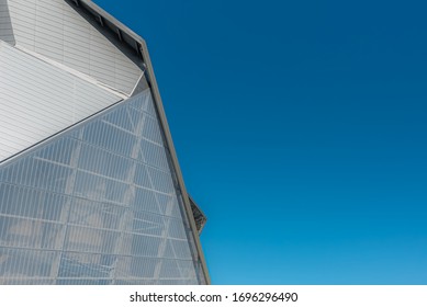 Ein niedriger Winkel hoher Glas- und Metallgebäude unter einem klaren blauen Himmel