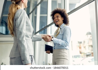 2,688 African american white hand shake Images, Stock Photos & Vectors ...