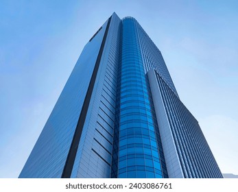 Vista de bajo ángulo del rascacielos con ventana de vidrio y fondo azul claro del cielo para el concepto de negocios y finanzas