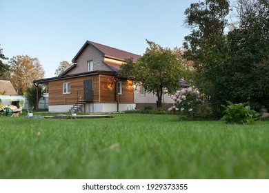 Low Country House With Back Yard, Green Lawn, Nobody