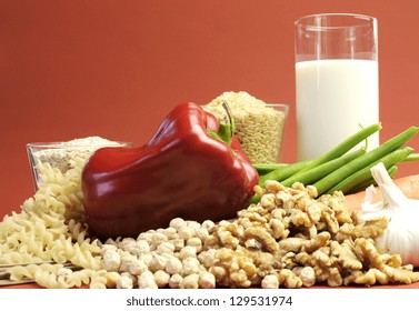 Low GI Glycemic Index Foods - Milk, Brown Rice, Buckwheat, Green Beans, Carrot, Onion, Pasta, Chickpeas And Walnuts - For Healthy Diet Slimming Food And Natural Healthy Diet Meal Planning.