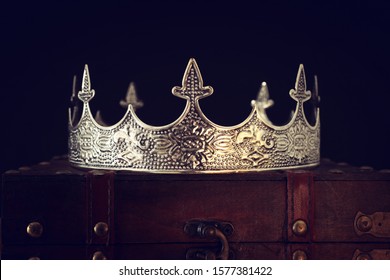 Low-Key-Bild von schöner Königin/Königskrone auf Holztisch. Vintage gefiltert. Fantasy-Mittelalter