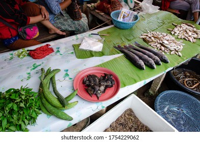 Luang Namtha, Lao - 09/04/2016: Exotic Wet Market In Lao Town,toad And Bat Meat For Sale