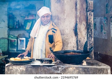 LUCKNOW, INDIA - FEBRUARY 3, 2017: Street Food Stall In Lucknow, Uttar Pradesh State, India