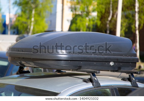 Luggage on the\
roof of the car. Shipping by\
car.